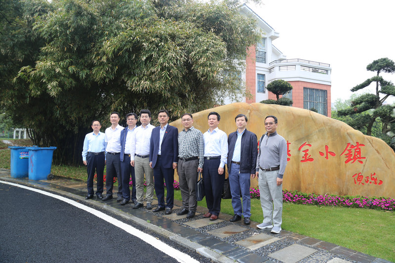 各个银行负责人在基金小镇合影.JPG