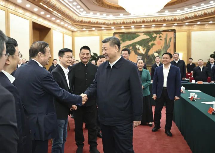 2月17日，中共中央总书记、国家主席、中央军委主席习近平在京出席民营企业座谈会并发表重要讲话。这是习近平同民营企业负责人亲切交流。新华社记者 李学仁 摄