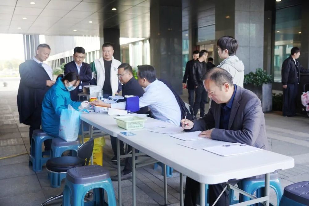 集团党委委员、副总经理黄军参加无偿献血活动