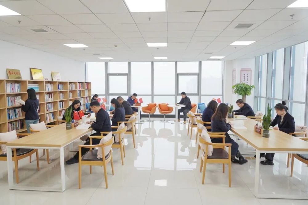 财鑫员工在财鑫书屋认真阅读