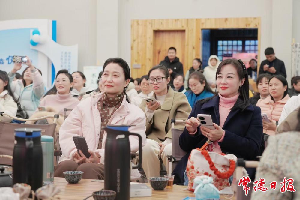 现场观众专注聆听，沉浸在书香与感悟交织的氛围中