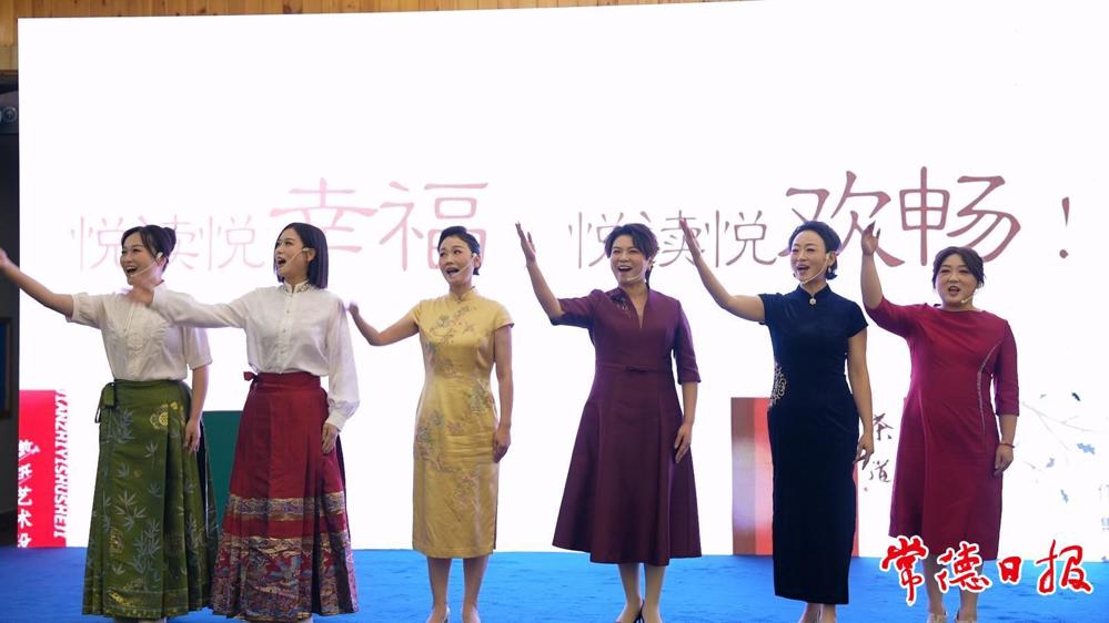 配乐诗朗诵《阅读赠与我的》，用深情演绎传递文字力量