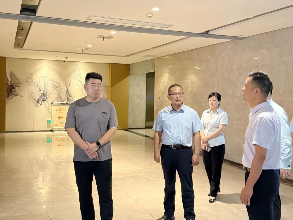 检查组一行在祈利酒店查看高考服务保障落实情况