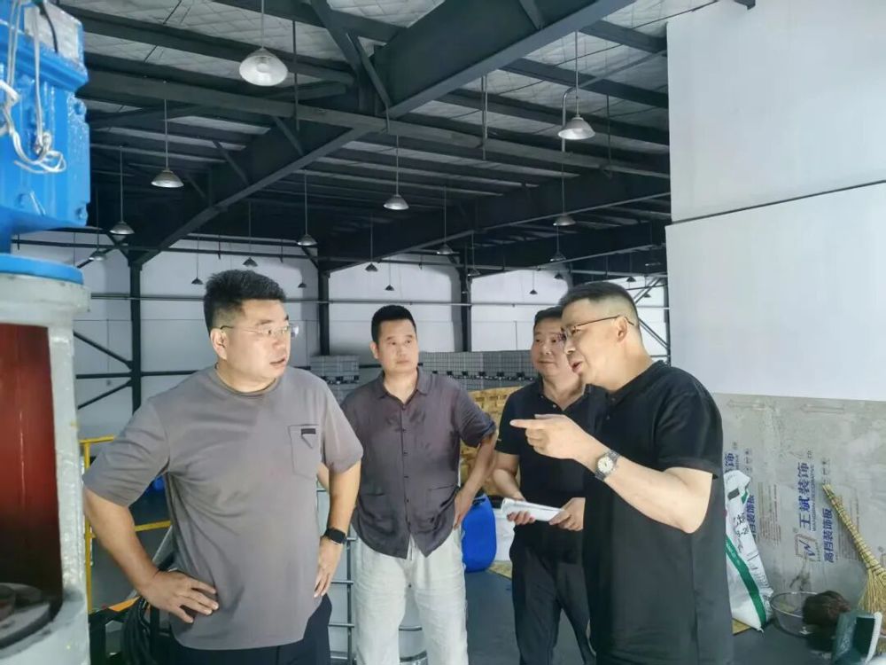 检查组一行在原汉能厂房进行安全生产检查