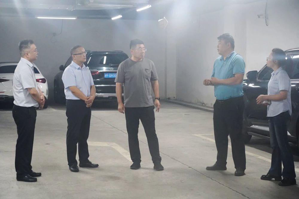 检查组一行在原华天酒店进行安全生产检查