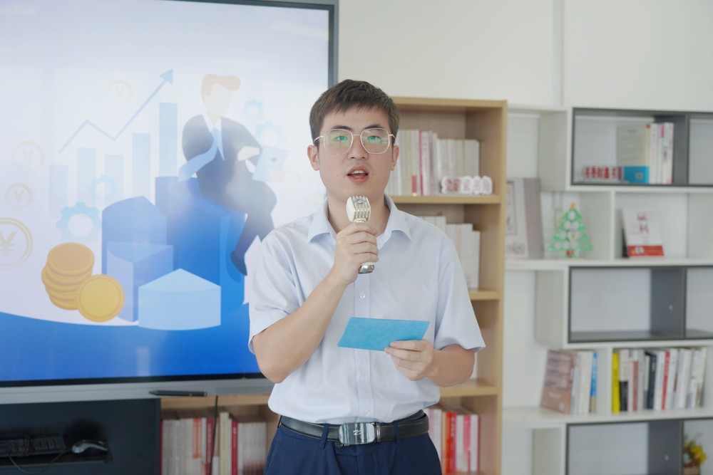 本期读书会主持人郭成栋