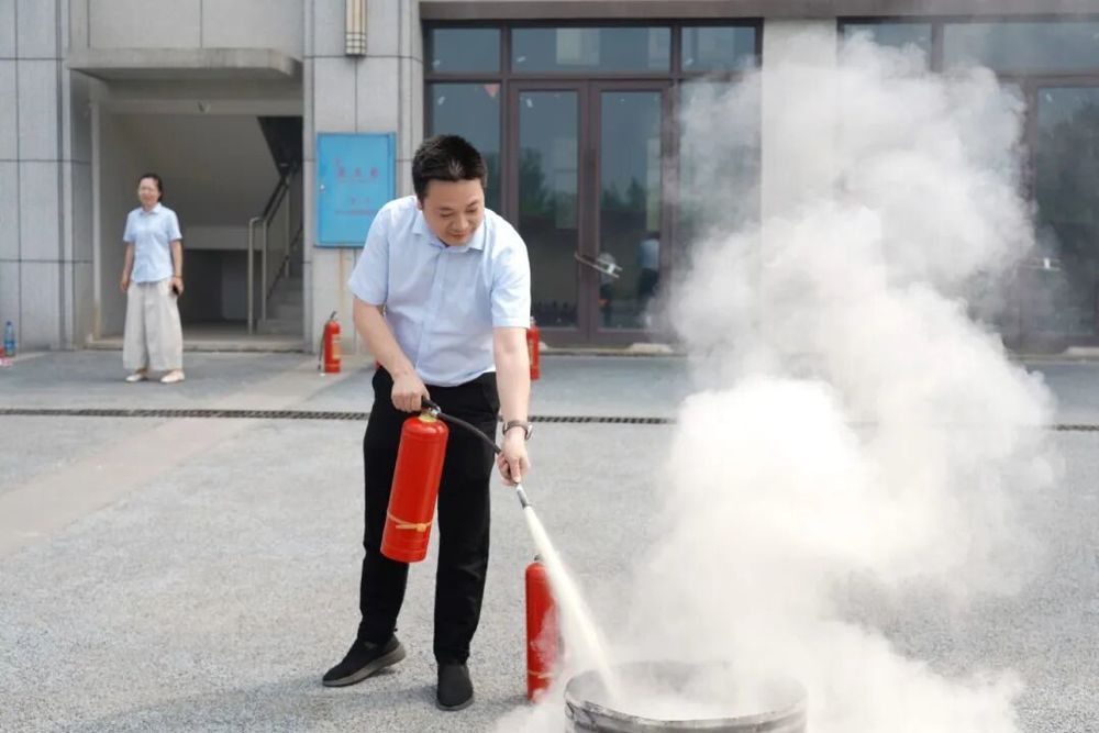 集团副总经理刘毅进行灭火器实操