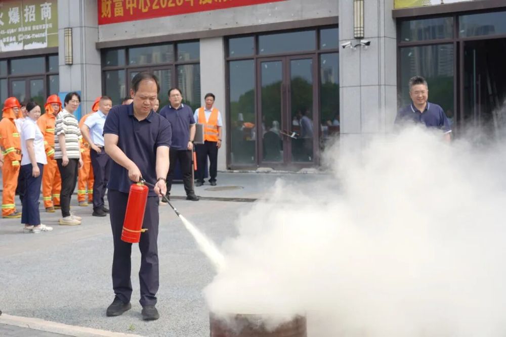 集团党委副书记、总经理杨明进行灭火器实操