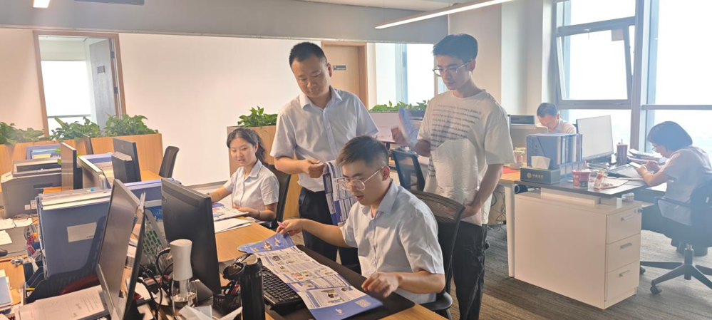 发放网络安全宣传手册