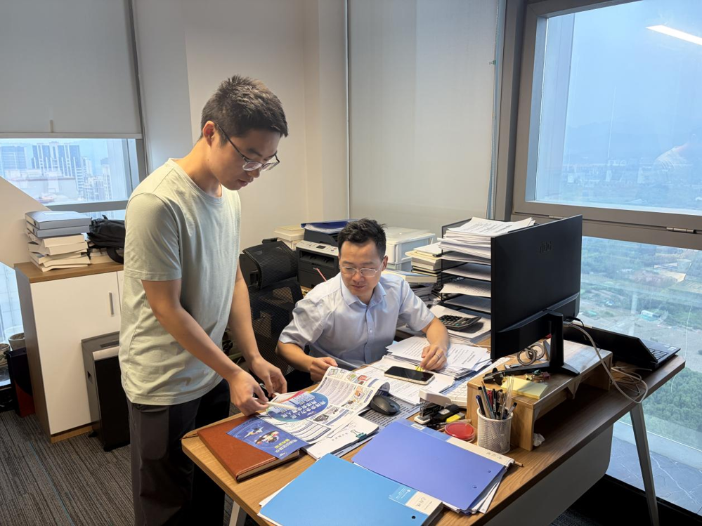 发放网络安全宣传手册